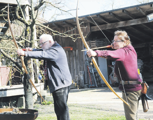 Das_Ehepaar_Butzer_aus_Barwedel_bietet_Bogenbaukurse_an_Fotos_Nicole_Hein.png